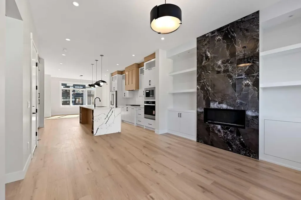 8106 47 Avenue NW Calgary AB T3B1Z5