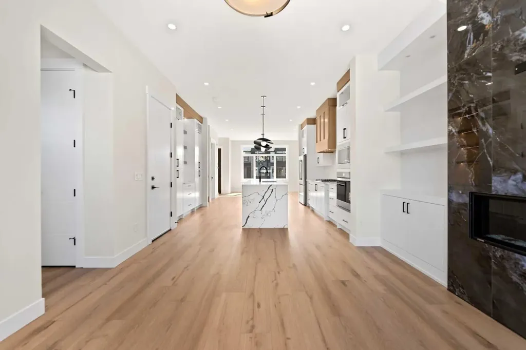 8106 47 Avenue NW Calgary AB T3B1Z5