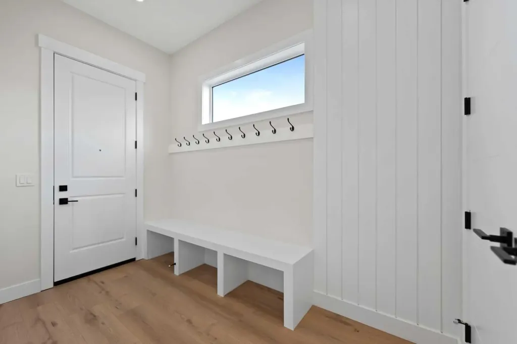 8106 47 Avenue NW Calgary AB T3B1Z5