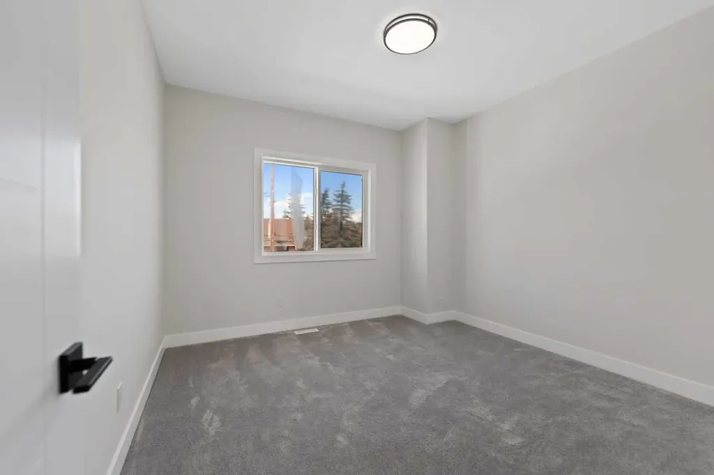 8106 47 Avenue NW Calgary AB T3B1Z5