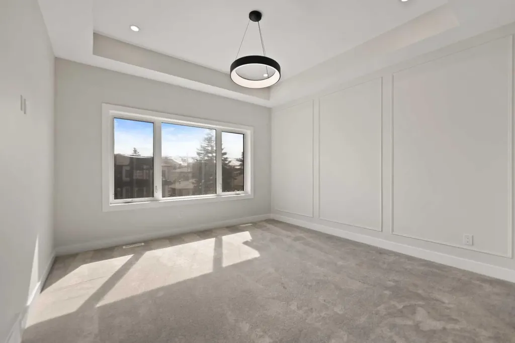8106 47 Avenue NW Calgary AB T3B1Z5