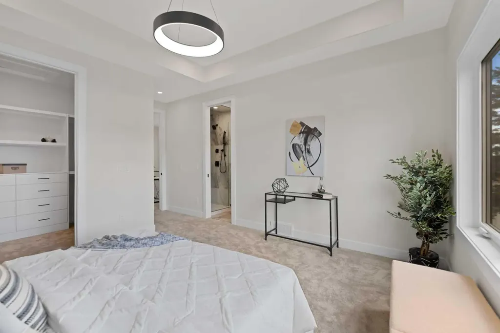8106 47 Avenue NW Calgary AB T3B1Z5