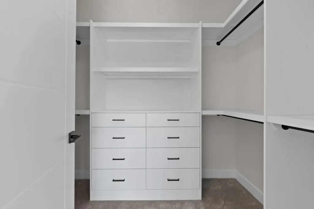 8106 47 Avenue NW Calgary AB T3B1Z5