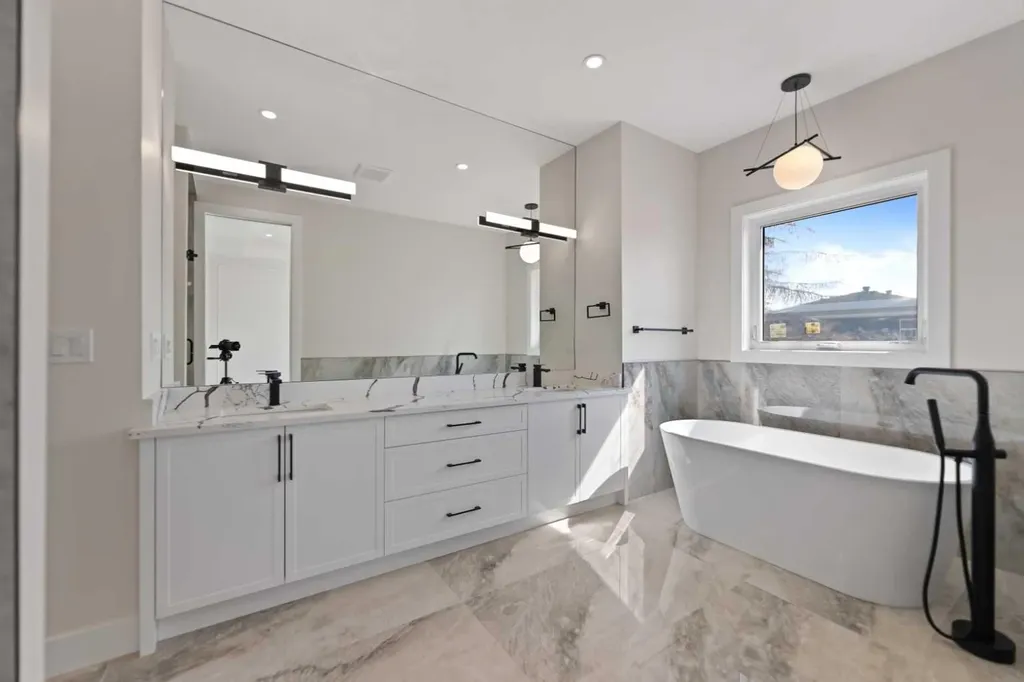8106 47 Avenue NW Calgary AB T3B1Z5