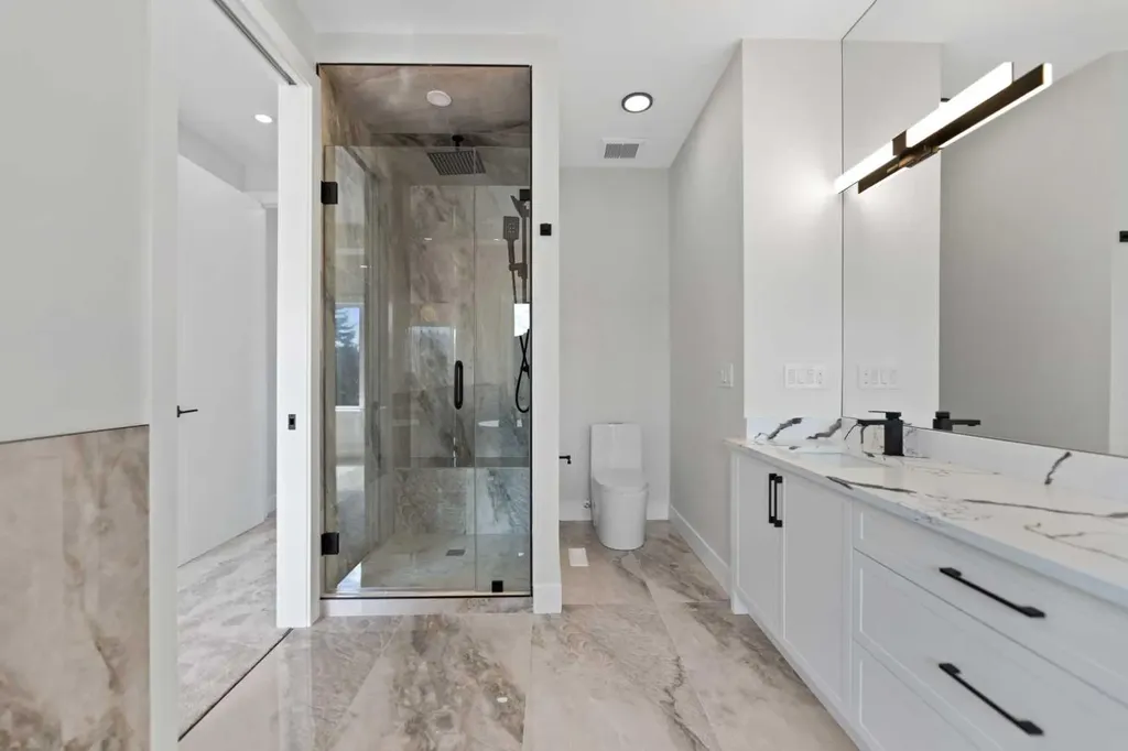 8106 47 Avenue NW Calgary AB T3B1Z5