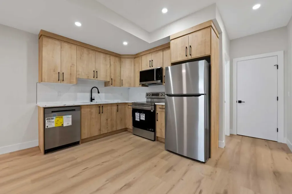 8106 47 Avenue NW Calgary AB T3B1Z5