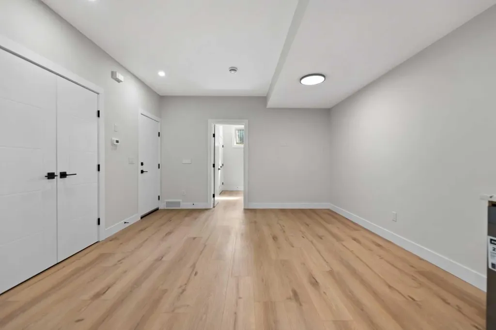 8106 47 Avenue NW Calgary AB T3B1Z5