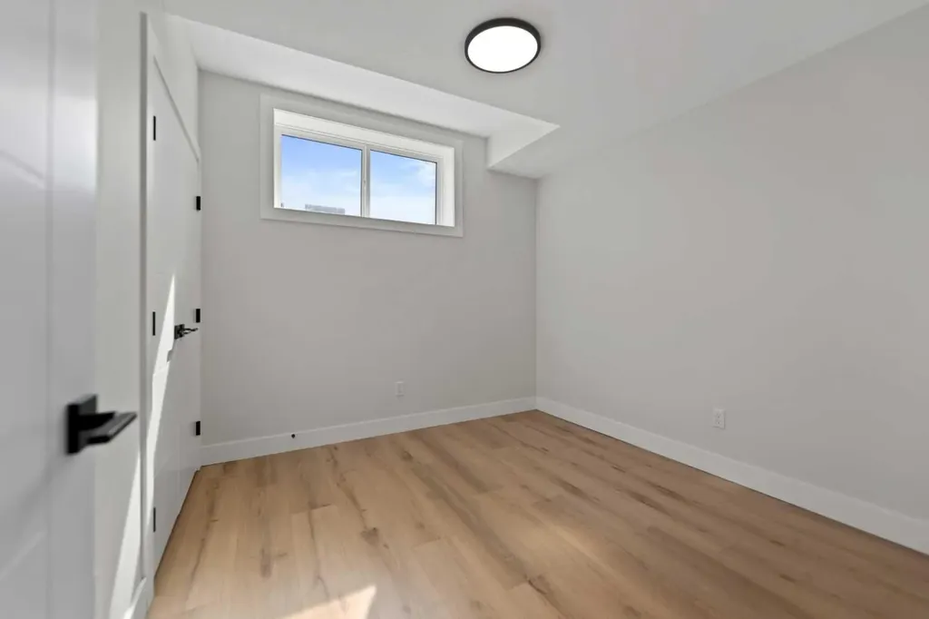 8106 47 Avenue NW Calgary AB T3B1Z5