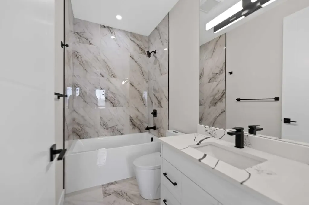 8106 47 Avenue NW Calgary AB T3B1Z5