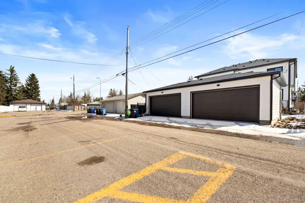8106 47 Avenue NW Calgary AB T3B1Z5