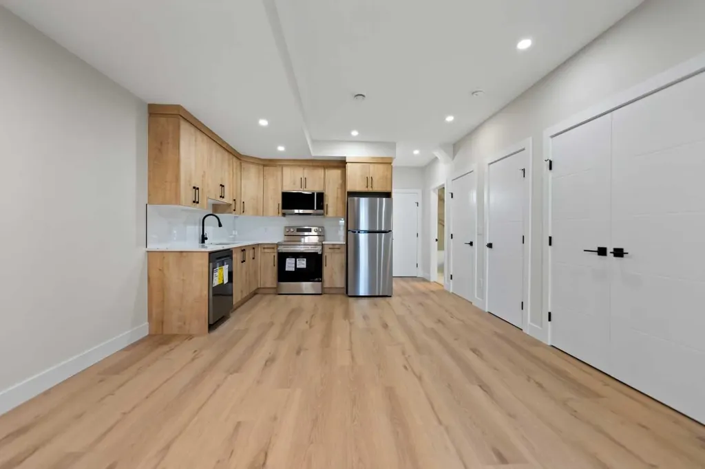 8106 47 Avenue NW Calgary AB T3B1Z5