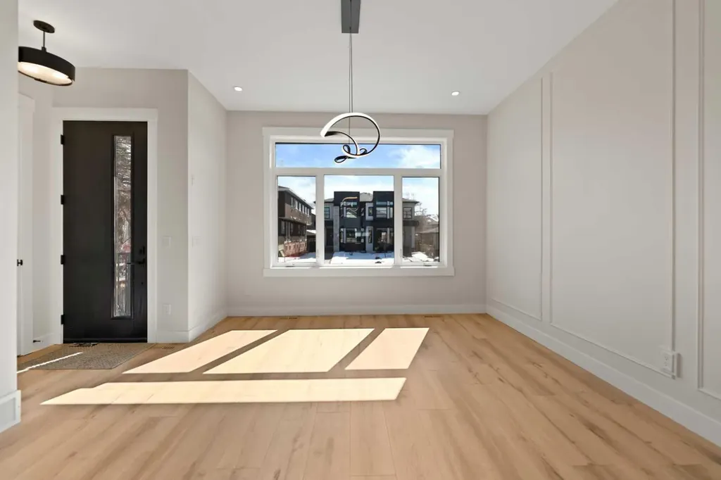 8106 47 Avenue NW Calgary AB T3B1Z5