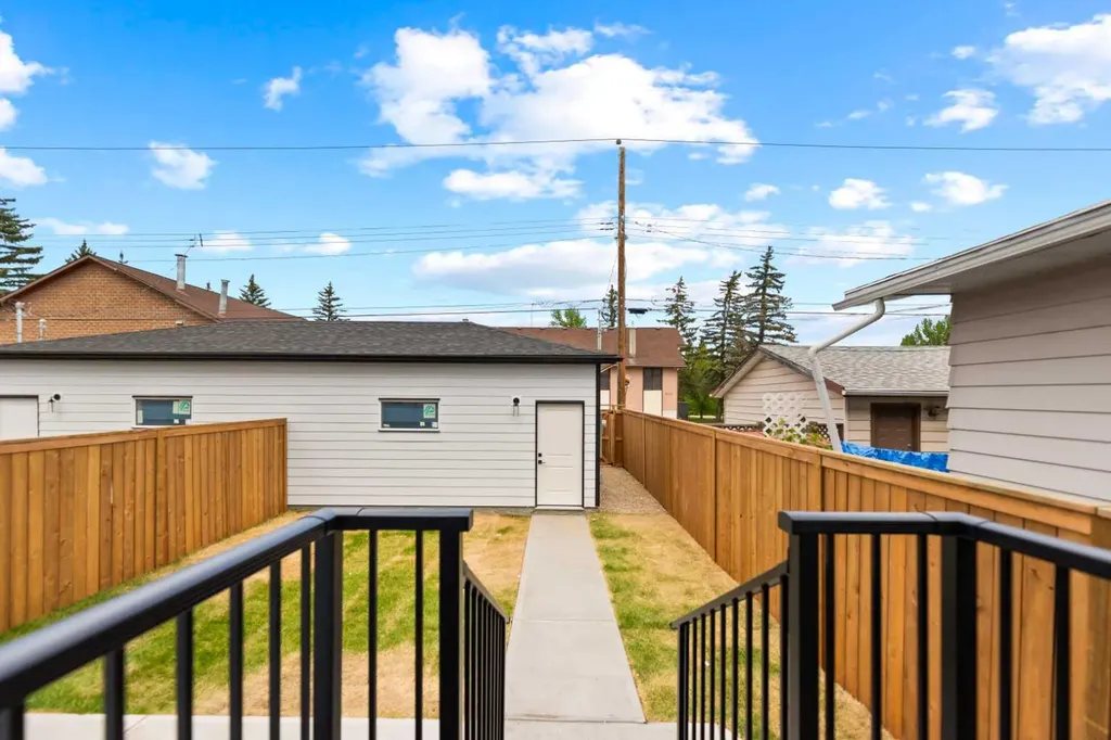 8106 47 Avenue NW Calgary AB T3B1Z5