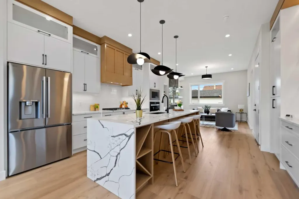 8106 47 Avenue NW Calgary AB T3B1Z5
