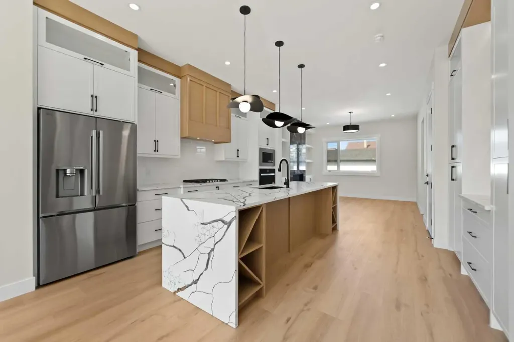 8106 47 Avenue NW Calgary AB T3B1Z5