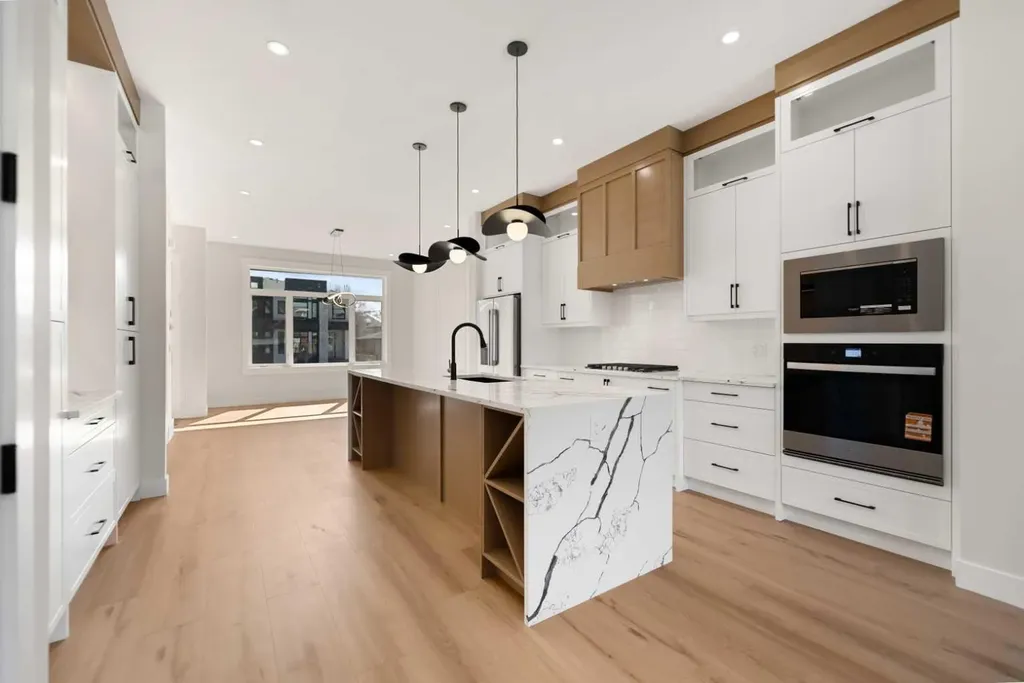 8106 47 Avenue NW Calgary AB T3B1Z5