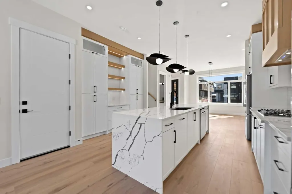 8106 47 Avenue NW Calgary AB T3B1Z5