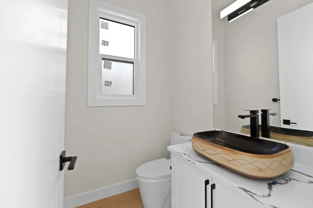 8106 47 Avenue NW Calgary AB T3B1Z5
