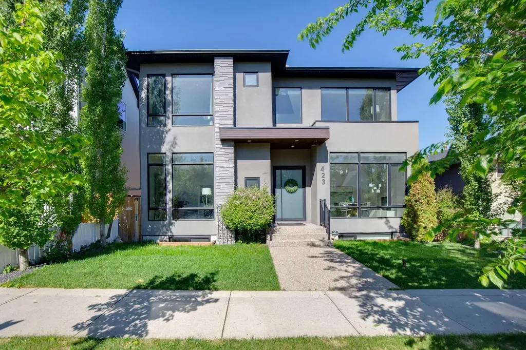 423 7a Street NE Calgary AB T2E 4E9
