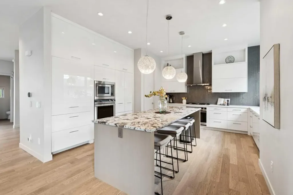 423 7a Street NE Calgary AB T2E 4E9