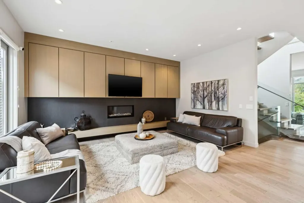423 7a Street NE Calgary AB T2E 4E9