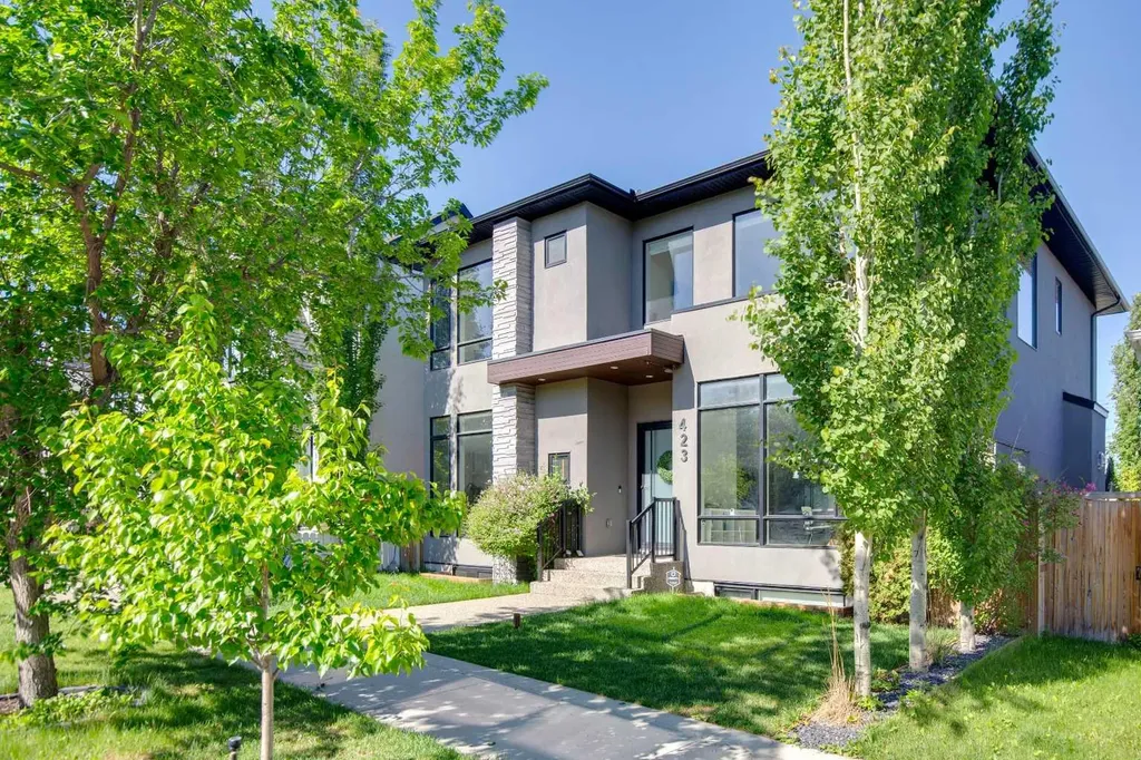 423 7a Street NE Calgary AB T2E 4E9
