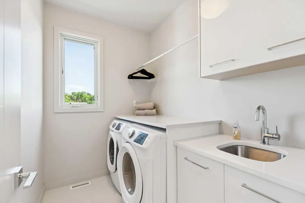 423 7a Street NE Calgary AB T2E 4E9