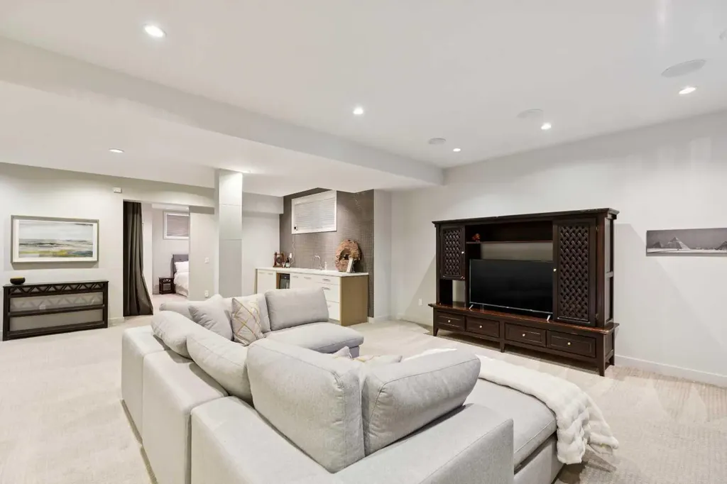 423 7a Street NE Calgary AB T2E 4E9