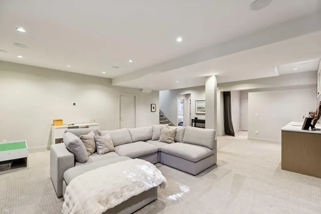 423 7a Street NE Calgary AB T2E 4E9