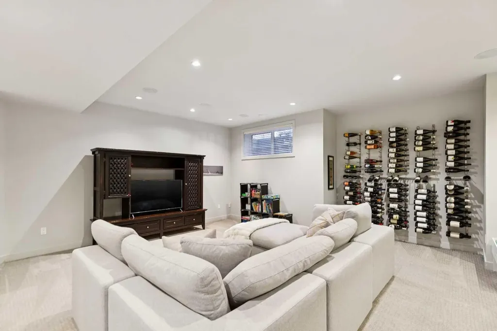 423 7a Street NE Calgary AB T2E 4E9