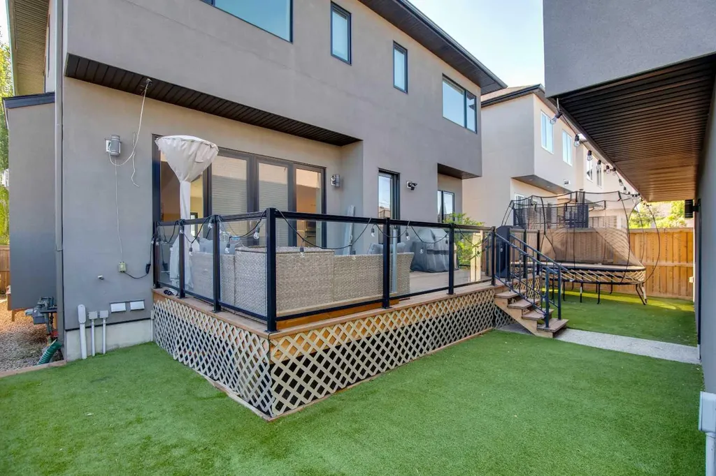 423 7a Street NE Calgary AB T2E 4E9
