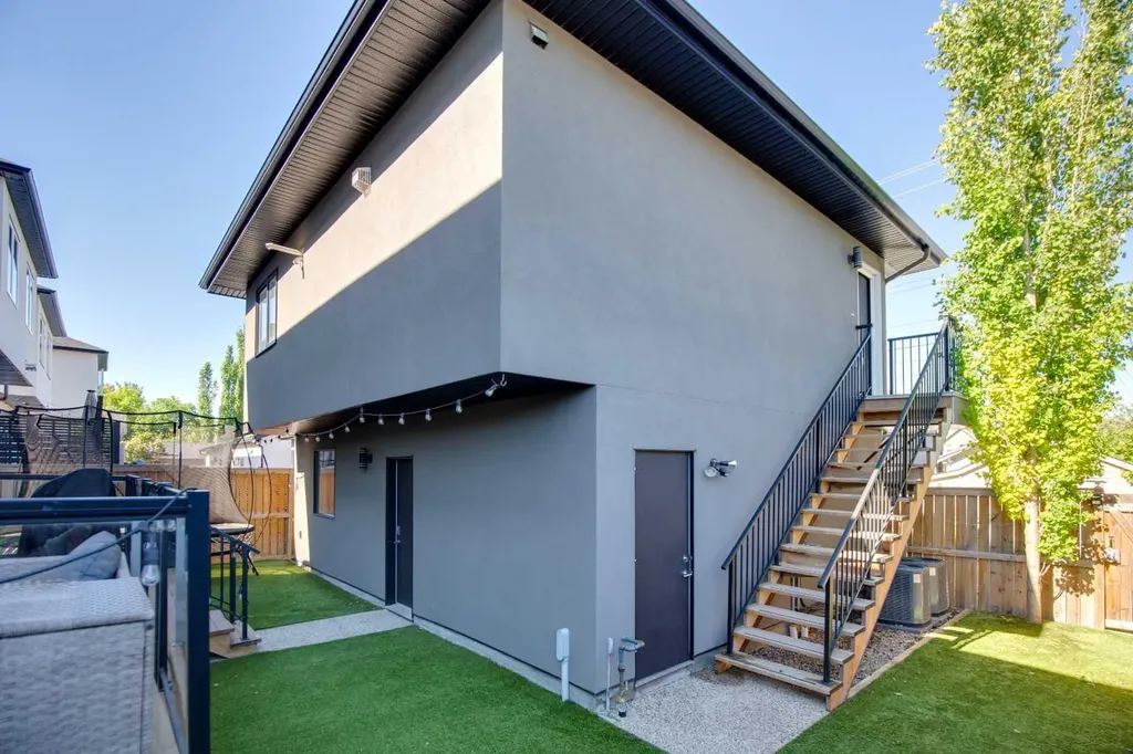 423 7a Street NE Calgary AB T2E 4E9