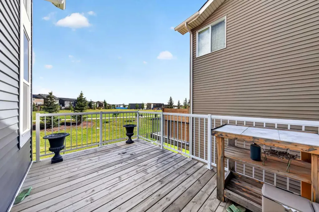 86 Nolanshire Crescent NW Calgary AB T3R 0P8