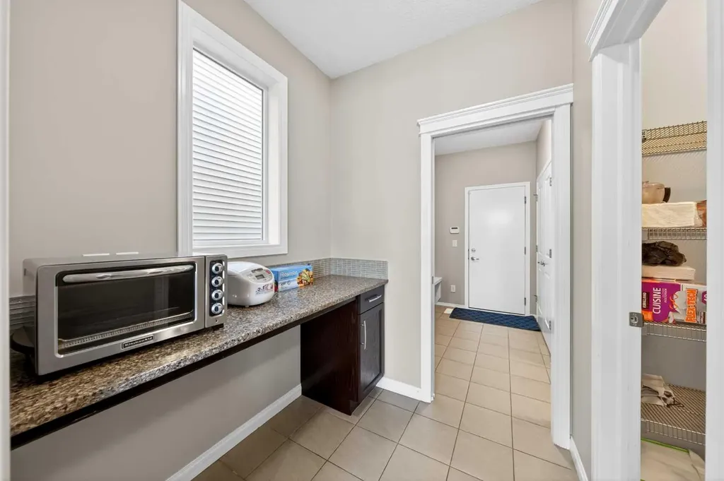86 Nolanshire Crescent NW Calgary AB T3R 0P8