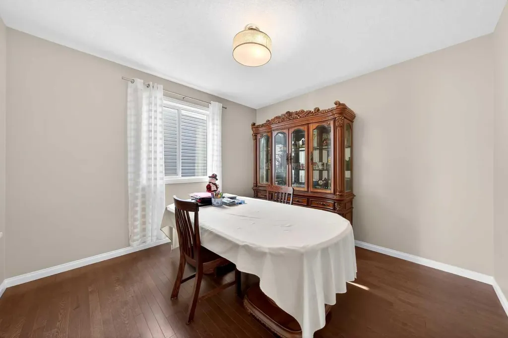86 Nolanshire Crescent NW Calgary AB T3R 0P8