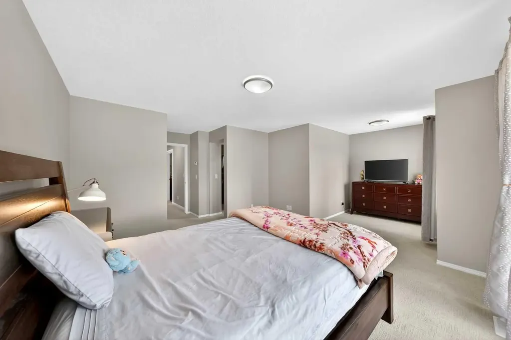 86 Nolanshire Crescent NW Calgary AB T3R 0P8