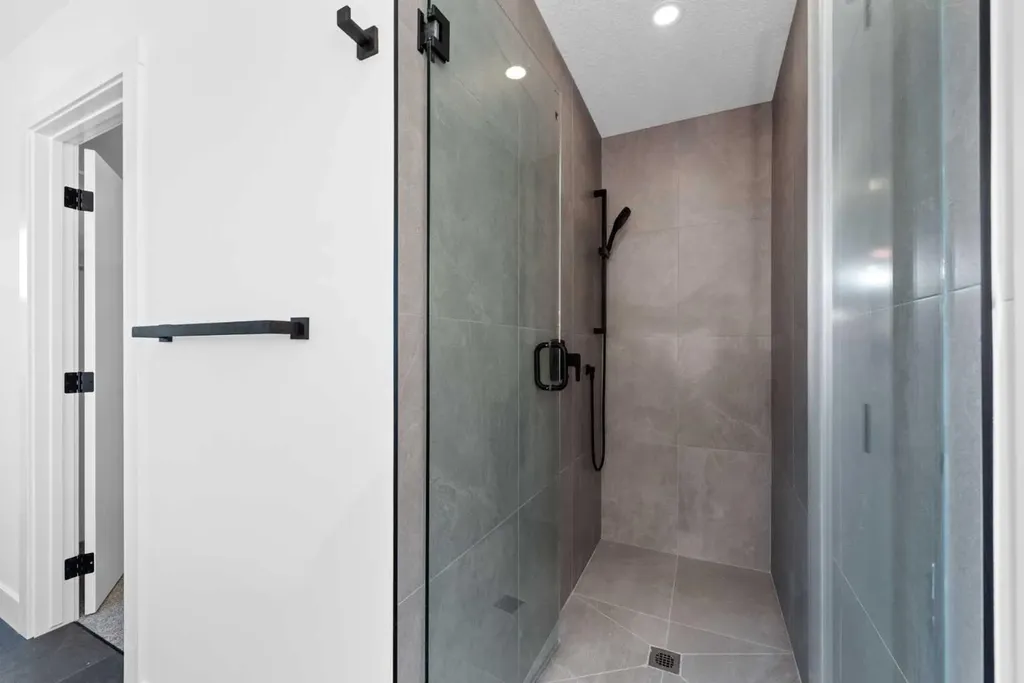 41 Waterford Place Chestermere AB T1X 3B3