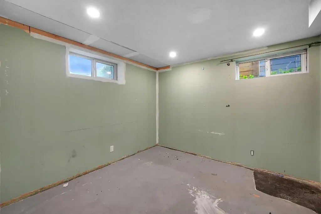 19 Haddock Road SW Calgary AB T2V 3J9