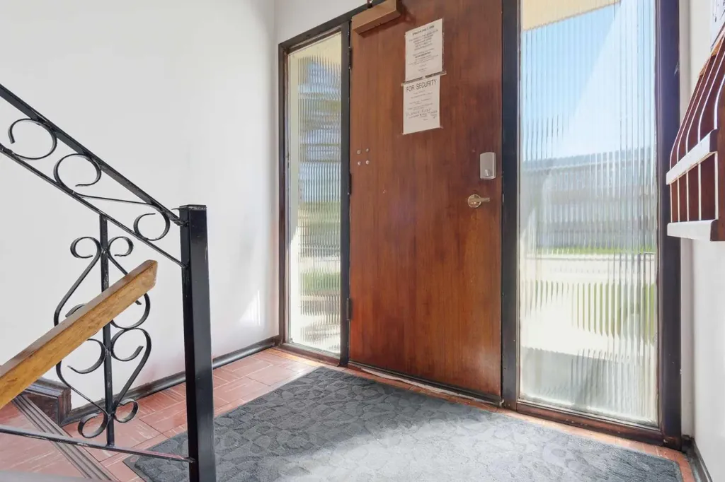 1108 15 Avenue NE Calgary AB T2E 1J3