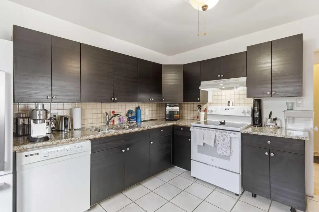 1108 15 Avenue NE Calgary AB T2E 1J3