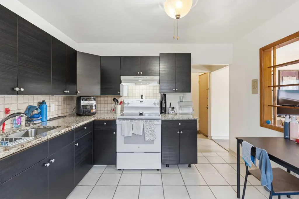 1108 15 Avenue NE Calgary AB T2E 1J3