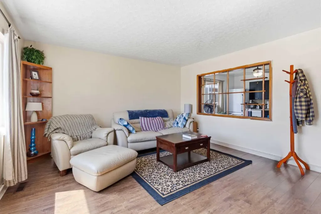 1108 15 Avenue NE Calgary AB T2E 1J3