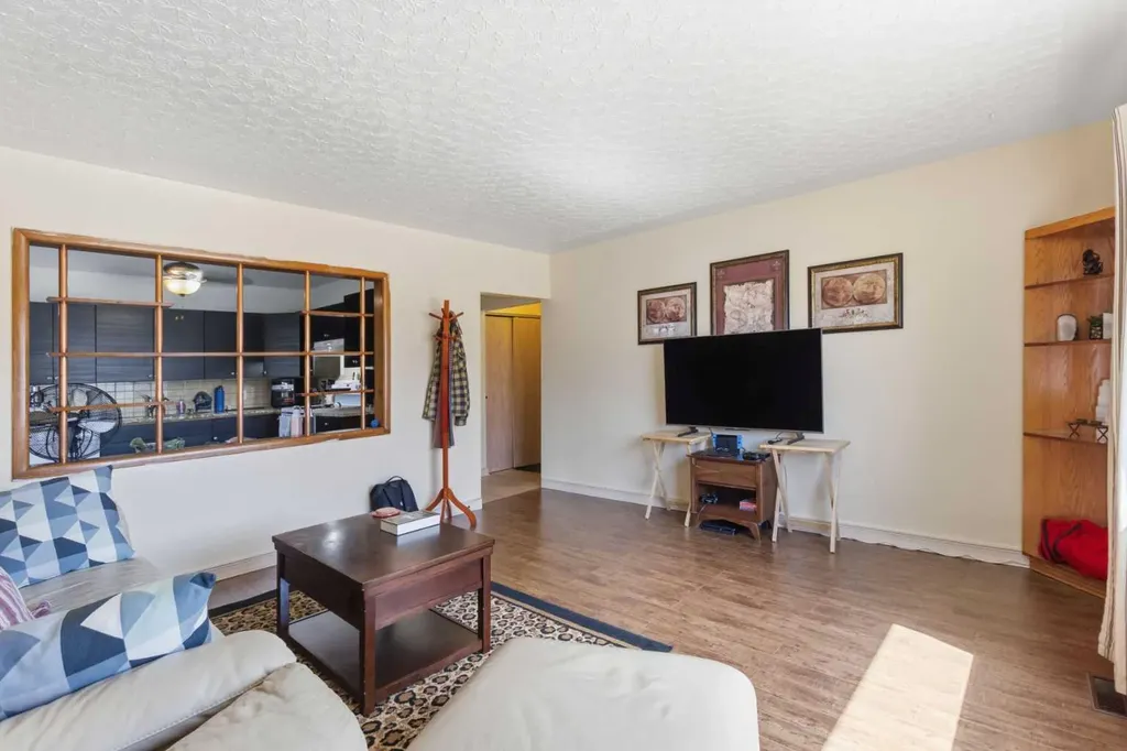 1108 15 Avenue NE Calgary AB T2E 1J3