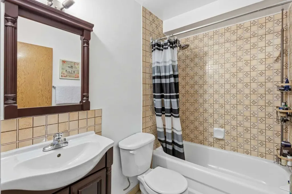 1108 15 Avenue NE Calgary AB T2E 1J3