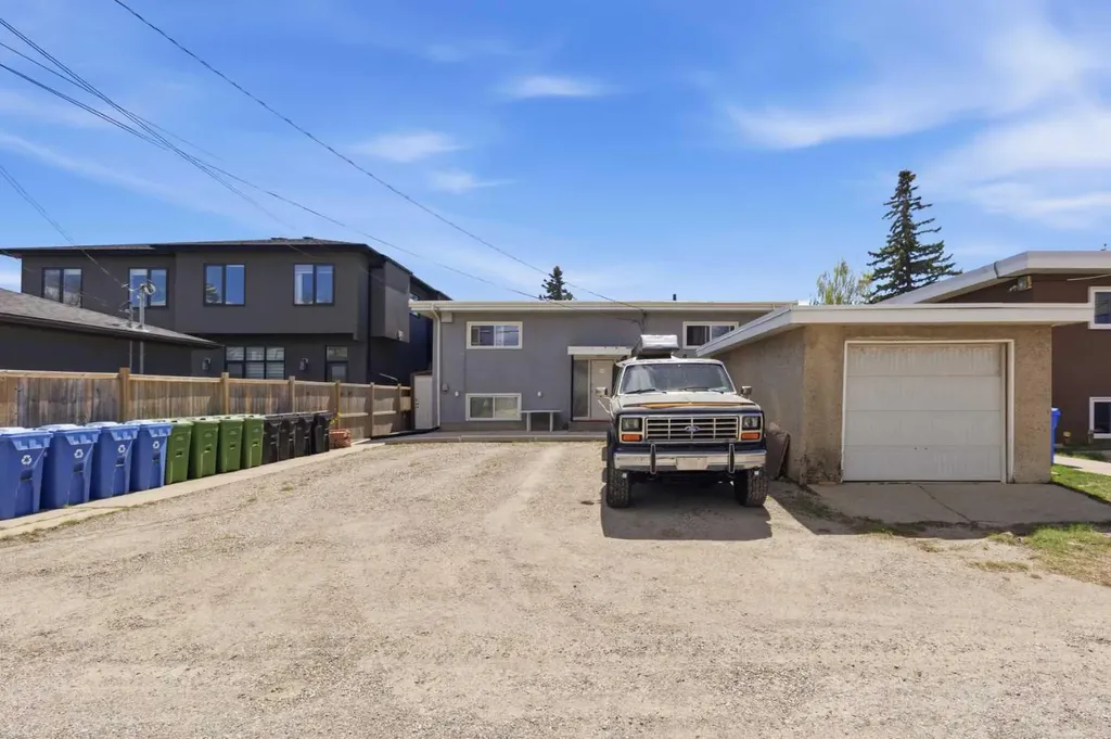 1108 15 Avenue NE Calgary AB T2E 1J3