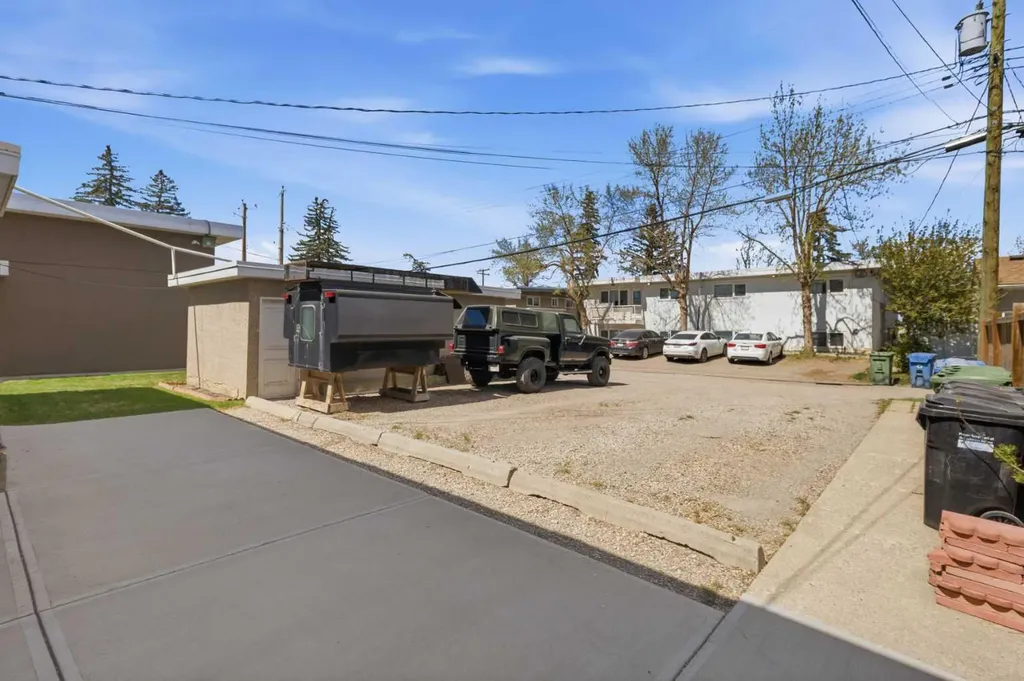 1108 15 Avenue NE Calgary AB T2E 1J3