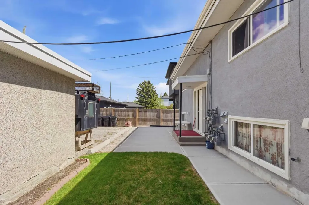 1108 15 Avenue NE Calgary AB T2E 1J3