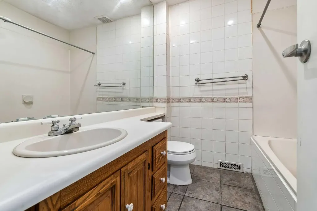 6636 18 Street SE Calgary AB T2C 0M6