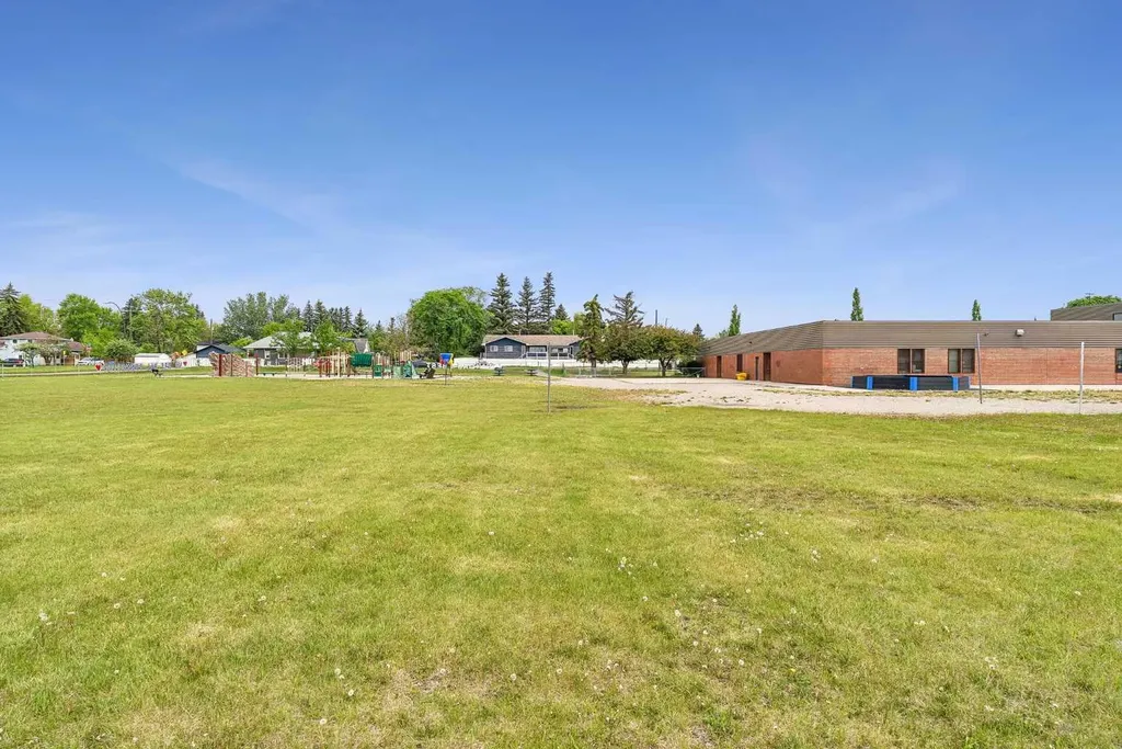 6636 18 Street SE Calgary AB T2C 0M6