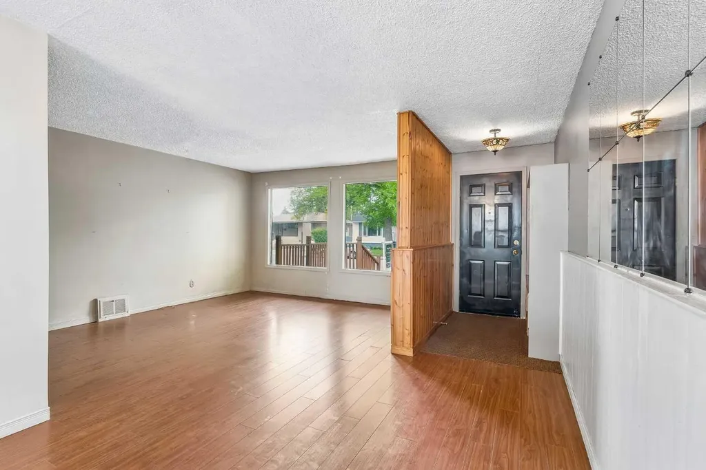6636 18 Street SE Calgary AB T2C 0M6